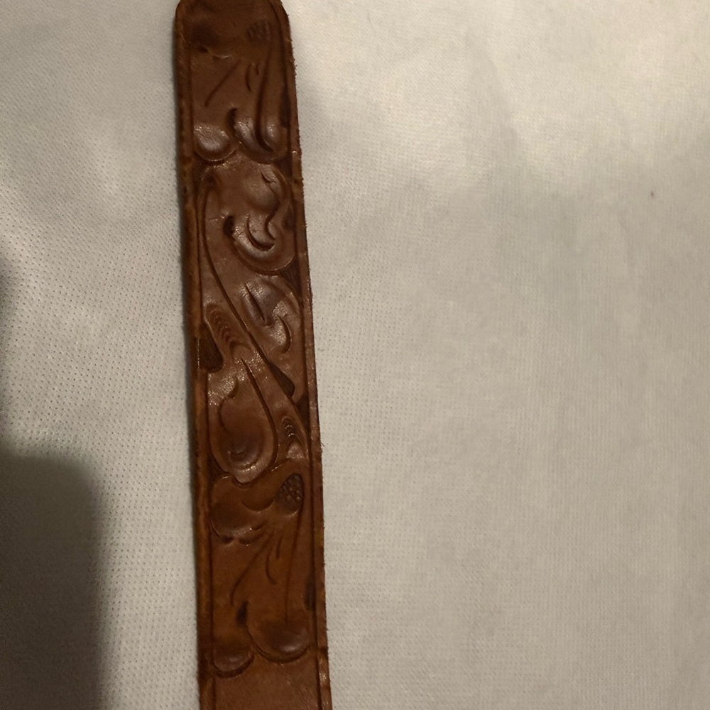 Vintage 100% tooled leather brown belt. Vintage western buckle with red gem - Picture 3 of 7